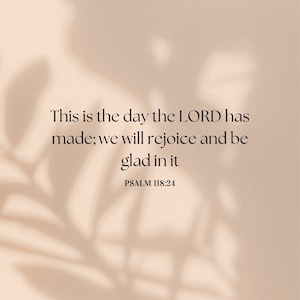 Op de afbeelding: Verticale afbeelding met de tekst "Dit is de dag die de HEERE gemaakt heeft; laten wij juichen en verblijd zijn" uit Psalm 118:24. De achtergrond is lichtbeige met schaduwen.