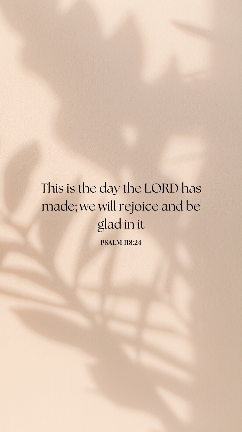Op de afbeelding: Verticale afbeelding met de tekst "Dit is de dag die de HEERE gemaakt heeft; laten wij juichen en verblijd zijn" uit Psalm 118:24. De achtergrond is lichtbeige met schaduwen.
