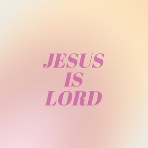 Op de afbeelding: Een digitale kunstprint met een gradi&euml;ntachtergrond van zachte perzik-, roze- en gele tinten. De woorden "JESUS IS LORD" worden weergegeven in een gestileerd, cursief lettertype in een levendige roze kleur, gecentreerd op de afbeelding.