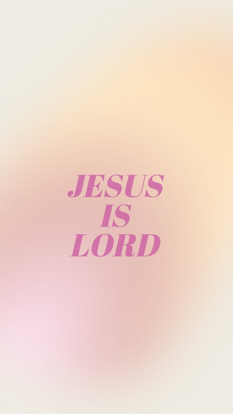 Op de afbeelding: Een digitale kunstprint met een gradi&euml;ntachtergrond van zachte perzik-, roze- en gele tinten. De woorden "JESUS IS LORD" worden weergegeven in een gestileerd, cursief lettertype in een levendige roze kleur, gecentreerd op de afbeelding.