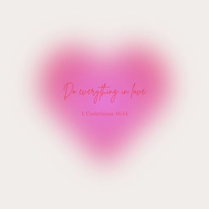 Op de afbeelding: Digitale afbeelding met een zachtroze hartvorm tegen een witte achtergrond. De tekst "Do everything in love" staat in rood geschreven, met daaronder "1 Korinti&euml;rs 16:14".