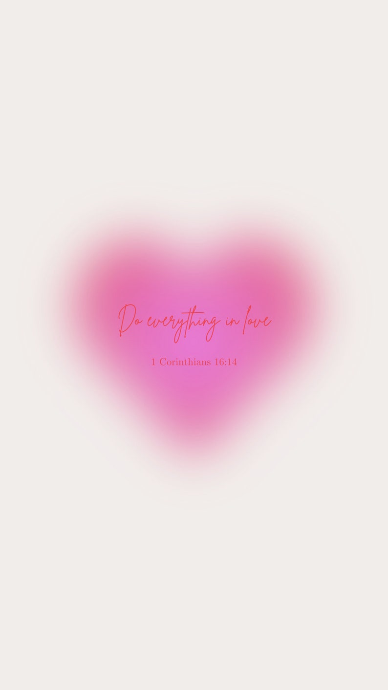 Op de afbeelding: Digitale afbeelding met een zachtroze hartvorm tegen een witte achtergrond. De tekst "Do everything in love" staat in rood geschreven, met daaronder "1 Korinti&euml;rs 16:14".