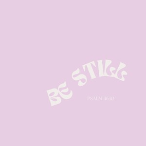 Op de afbeelding: Een lichtpaarse achtergrond met de woorden "BE STILL" in een gestileerd, gebroken witte lettertype. Daaronder staat "PSALM 46:10" in een kleiner, gebroken wit lettertype. Het ontwerp is minimalistisch en elegant.