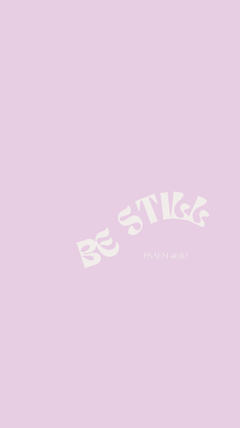 Op de afbeelding: Een lichtpaarse achtergrond met de woorden "BE STILL" in een gestileerd, gebroken witte lettertype. Daaronder staat "PSALM 46:10" in een kleiner, gebroken wit lettertype. Het ontwerp is minimalistisch en elegant.