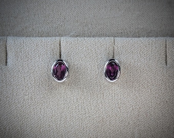 Schlichte minimalistische Rhodolith Ohrstecker in 925 Sterling Silber