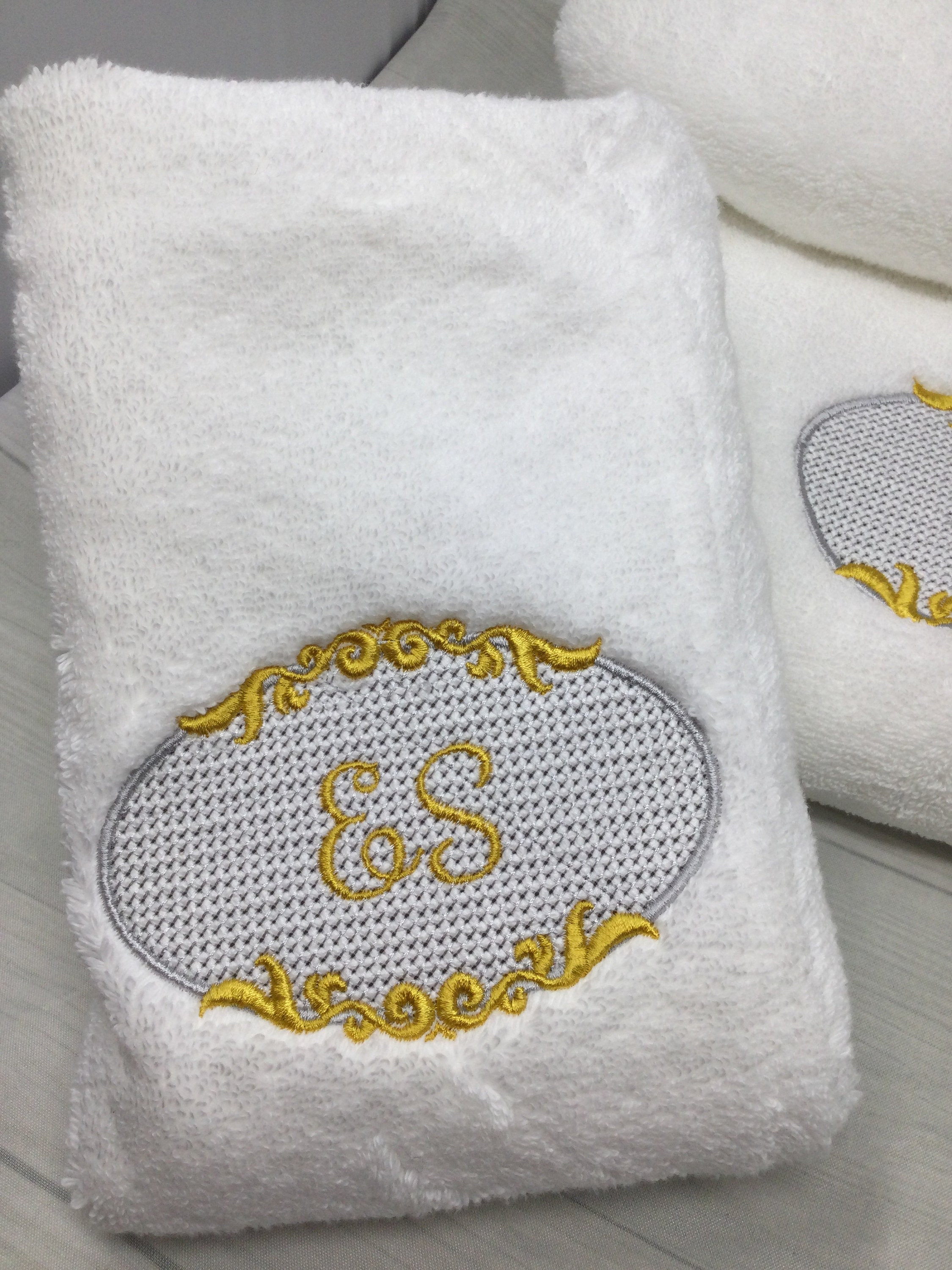 Juego de tres toallas bordadas personalizadas - Sara de Benítez