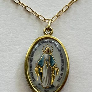 Virgin Mary Pendant Necklace – Faith and Elegance.