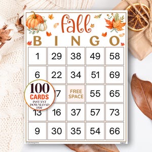 Peut inclure: Une carte de jeu de bingo sur le thème de l'automne avec le mot fall en écriture orange, des lettres BINGO dorées, des feuilles et des citrouilles. Un badge circulaire indique 100 CARDS INSTANT DOWNLOAD PDF. La grille contient des chiffres.