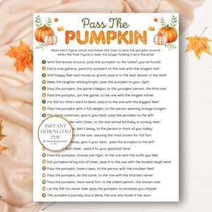 Op de afbeelding: Een witte spelkaart getiteld Pass The Pumpkin met oranje en groene tekst, voorzien van illustraties van pompoenen en herfstbladeren. De kaart bevat eenentwintig rijmende instructies voor een spel, met een ronde Instant Download PDF-badge.