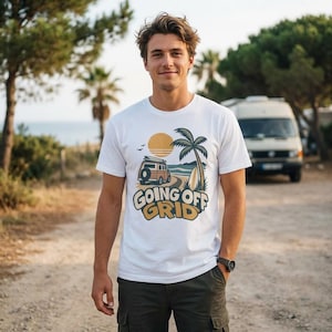 Puede incluir: Una camiseta blanca de manga corta con un estampado gráfico de una furgoneta vintage, una palmera, una tabla de surf y un sol. El texto "GOING OFF GRID" aparece en letras grandes, negritas y de color beige debajo de la ilustración.
