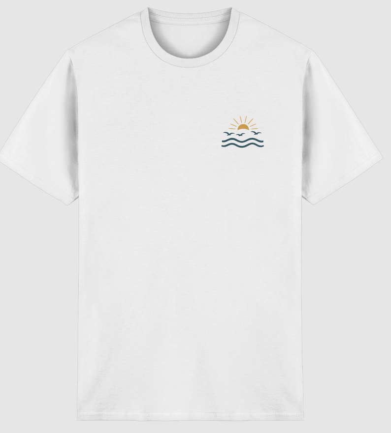 Pu&ograve; includere: Una t-shirt bianca a maniche corte con una piccola grafica sulla parte superiore sinistra del petto. La grafica raffigura un sole giallo che sorge sopra due linee ondulate blu scuro che rappresentano l'acqua, con tre piccoli uccelli blu scuro.