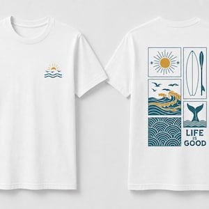 Pu&ograve; includere: Una t-shirt bianca a maniche corte con una piccola grafica sul petto raffigurante un sole e delle onde. Il retro presenta una grande griglia rettangolare con illustrazioni di un sole, una tavola da surf, onde marine, una coda di balena e il testo LIFE IS GOOD.