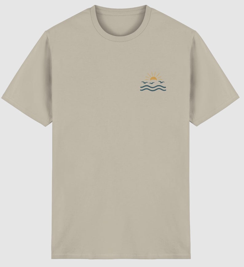 Pu&ograve; includere: Una t-shirt beige a maniche corte con una piccola grafica sul petto sinistro. La grafica raffigura un sole giallo che sorge sopra tre linee ondulate color verde acqua scuro che rappresentano l'acqua, con tre piccoli uccelli.
