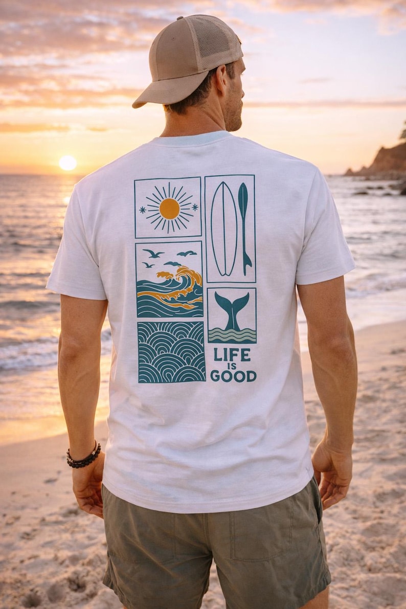 Pu&ograve; includere: Una t-shirt bianca a maniche corte con una grafica sul retro composta da quattro pannelli rettangolari contenenti un sole, una tavola da surf con pagaia, onde oceaniche con uccelli e una coda di balena, con il testo LIFE IS GOOD stampato.