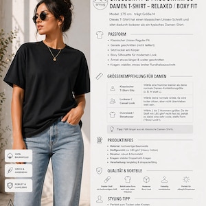 Pu&ograve; includere: Una t-shirt nera a maniche corte con scollo rotondo e vestibilit&agrave; ampia e squadrata, abbinata a jeans azzurri. L'immagine include una tabella informativa con testo che dettaglia le specifiche del prodotto, le taglie e la qualit&agrave;.