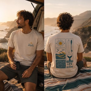 Pu&ograve; includere: Una t-shirt beige a maniche corte con una piccola grafica di un sole e onde sul petto sinistro. Il retro presenta una grande stampa rettangolare con quattro riquadri contenenti un sole, una tavola da surf, onde, uccelli e una coda di balena con il testo LIFE IS GOOD.