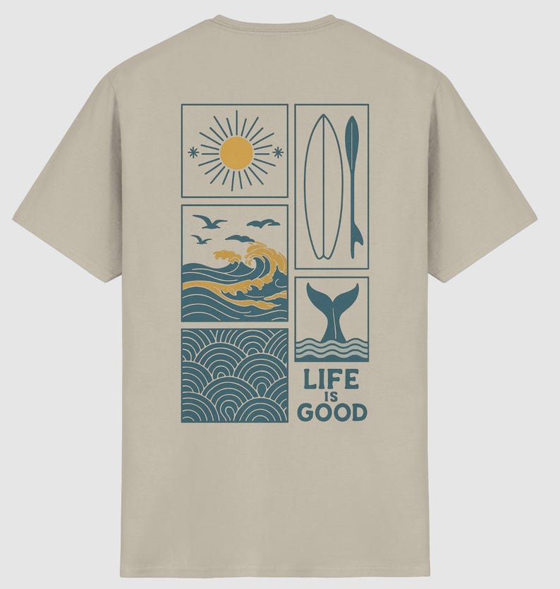 Pu&ograve; includere: Una t-shirt beige a maniche corte con una grafica sul retro composta da quattro riquadri rettangolari. I riquadri mostrano un sole giallo, una tavola da surf con pagaia, onde oceaniche con uccelli e una coda di balena. Il testo LIFE IS GOOD &egrave; stampato sotto.
