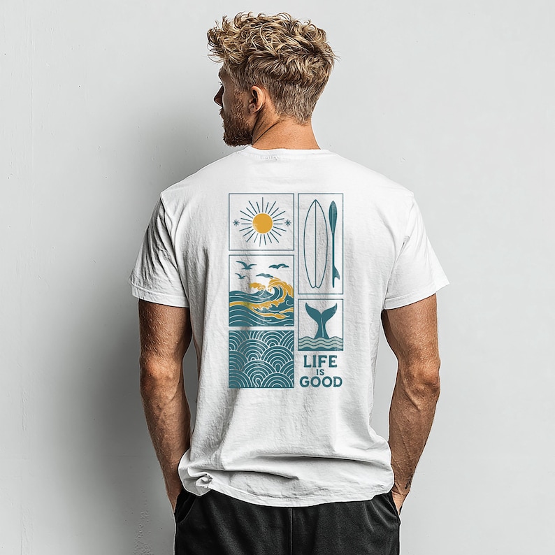 Pu&ograve; includere: Una t-shirt bianca a maniche corte con una grafica sul retro composta da quattro pannelli rettangolari. Il design include un sole giallo, onde oceaniche con uccelli, una tavola da surf con pagaia e una coda di balena, con il testo LIFE IS GOOD.
