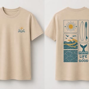 Pu&ograve; includere: Una t-shirt beige a maniche corte con una piccola grafica di un sole e onde sul petto sinistro. Il retro presenta una grande stampa a griglia rettangolare contenente un sole, una tavola da surf, onde oceaniche, una coda di balena e il testo LIFE IS GOOD.