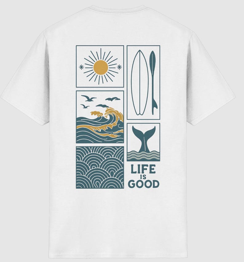 Pu&ograve; includere: Una t-shirt bianca con un design grafico sul retro composto da cinque pannelli rettangolari. I pannelli mostrano un sole, una tavola da surf, un'onda con uccelli, una coda di balena e un motivo a onde. Il testo LIFE IS GOOD &egrave; stampato in blu.