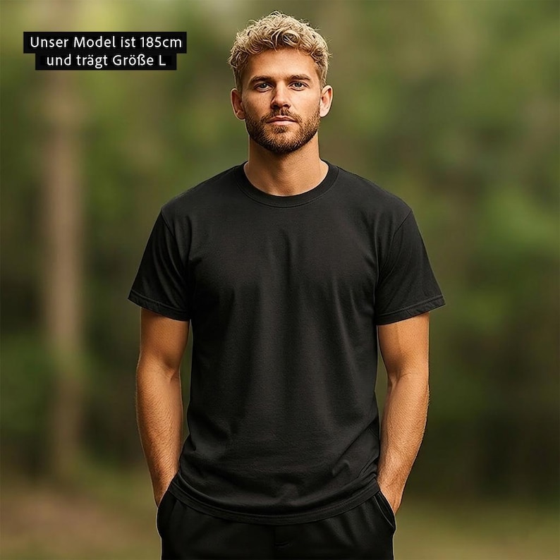 Pu&ograve; includere: Una t-shirt nera a tinta unita con maniche corte e scollo rotondo. Il capo &egrave; indossato da una persona alta 185 cm che veste una taglia L. La maglietta presenta un design semplice e pulito, privo di motivi, loghi o decorazioni visibili.