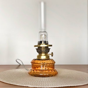 Lampe de table électrique vintage Holmegaard « Dagmar Mini Parfumelampe » en verre ambré conçue par Michael Bang, design danois de 1975