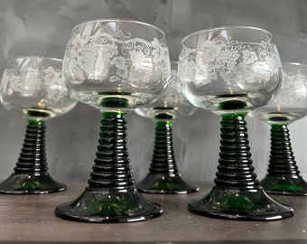Vintage Roemer Weingläser mit 0,1 lt Fassungsvermögen, 5er-Set aus der Mitte des Jahrhunderts, Roemer Cordial-Gläser mit Grape Etch Green Stem