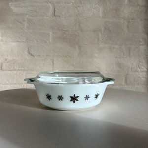 JAJ Pyrex Snowflake Black on Opal 2 Pint 509 Naczynie do zapiekania
