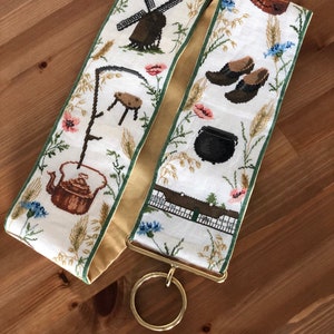 Kreuzstich Wandbehang mit nordischen Folklore Motiven Danish Needle Point Tapisserie 70er Jahre Handarbeit, skandinavisch retro Wohndeko