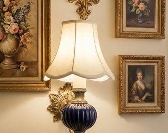 Aplique de pared de cerámica azul vintage con pantalla plisada blanca, elegante lámpara de pared de cerámica acanalada, decoración de estilo de mediados de siglo.