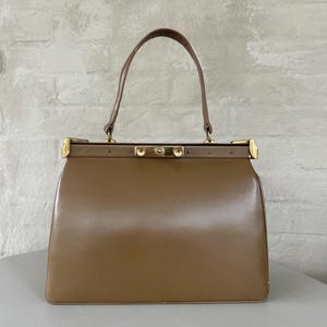 Bolso de mano vintage de piel color topo de los años 50 con asa superior / Monedero elegante con marco estructurado y herrajes en tono dorado