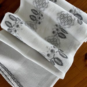 Nappe en lin blanche vintage avec motif floral élégant brodé à la main