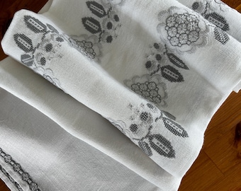 Vintage vit linneduk med handbroderad elegant blommönster