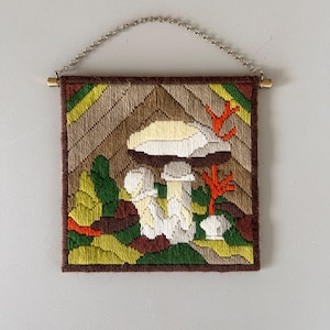 Zweedse vintage handgemaakte lange steek geborduurde volkskunst wandtapijt met hanger