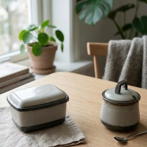 Vintage Bing Grondahl Dinamarca Tema Gres Set de Jens Quistgaard – Plato de mantequilla y azucarero – Diseño moderno danés década de 1970