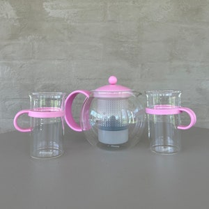 Pink BODUM ASSAM Tea Press and 2 Mugs. Danish Designed by Carsten Jorgensen Anniversary Edition 70s