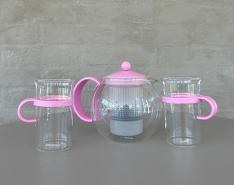 Pink BODUM ASSAM Tea Press and 2 Mugs. Danish Designed by Carsten Jorgensen Anniversary Edition 70s