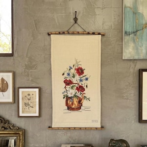 Bordado de punto de cruz con diseño de amapolas, decoración floral bohemia chic, pergamino colgante bordado de 1993, regalo único para inauguración de casa, arte rústico campestre.