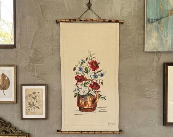 Bordado de punto de cruz con diseño de amapolas, decoración floral bohemia chic, pergamino colgante bordado de 1993, regalo único para inauguración de casa, arte rústico campestre.