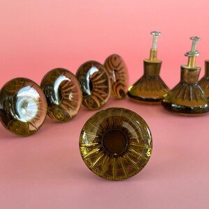 8 olivgrüne Glasknöpfe, Mid-Century-Modern-Schrankgriffe aus schwedischem Lindshammar, Schweden, Retro-Möbelgriffe aus Messing