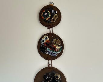 Suspension murale en céramique scandinave faite main - Trio de disques d'argile rustique - Art mural moderne Mid-Century - Décoration poterie aux tons ocre