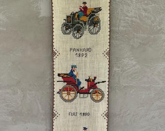 Broderad väggbonad med vintagekorsstygn, historiska bilar från 1970-talet, handsydda skandinaviska klassiska bilar