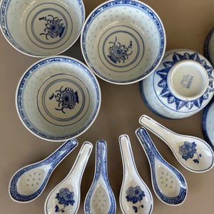 Vintage blau und weiße chinesische Porzellan Reisschalen und Löffel Set - 6 Schalen + 6 Löffel