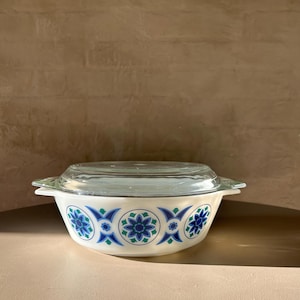 JAJ Pyrex Sea Lily pattern - size 513 - 3 pints Agee JAJ Pyrex 1970 ‘s with Blue and green flowers Casserole Dish
