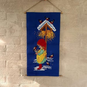 Vintage handgemaakt geborduurd door een meisje en vogels ontworpen wandtapijt met koperen hanger, retro wandkleed voor kinderen