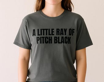 ピッチブラックの小さな光線 コンフォートカラーTシャツ | 皮肉なムーディグラフィックTシャツ | ブラックユーモアシャツ | ユニセックスソフトヴィンテージスタイルTシャツ