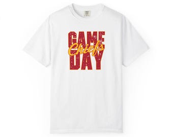 ゲームデー チーフス コンフォートカラー Tシャツ | ユニセックス グラフィックTシャツ | KCフットボールシャツ | ヴィンテージ風のソフトなファンアパレル