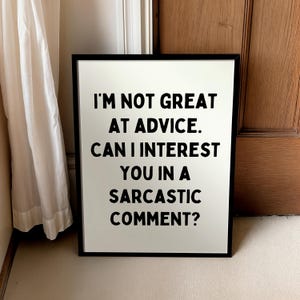 Può includere: Stampa incorniciata in bianco e nero con il testo "I'M NOT GREAT AT ADVICE. CAN I INTEREST YOU IN A SARCASTIC COMMENT?"