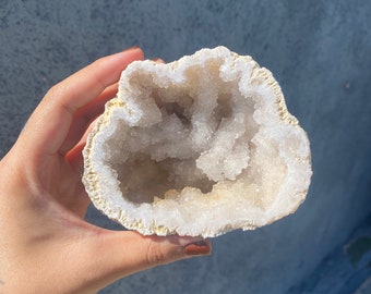 Stunning White Agate Geode !