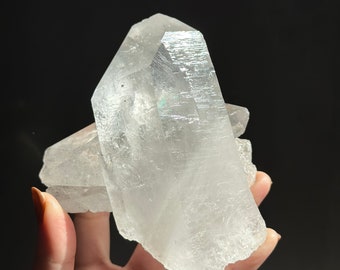 Punta de cuarzo transparente brasileño con estrías